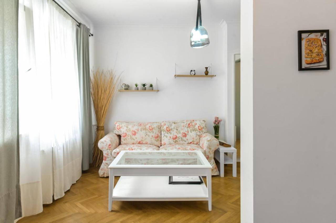 Floral Retreat In Center By Flat Mаnager סופיה